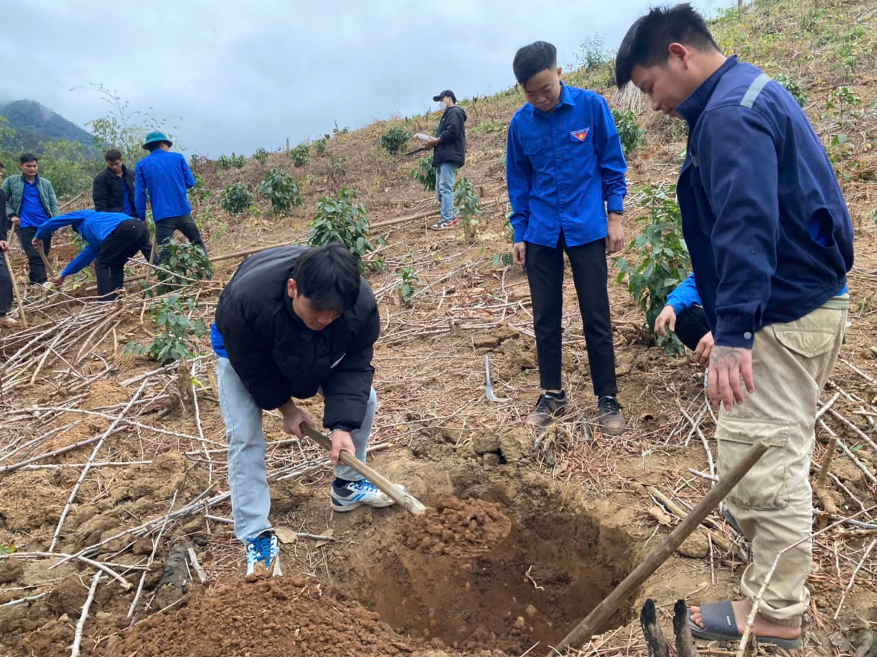đoàn thanh niên CSHCM tổ chức hỗ trợn nhấn dân bản chăn