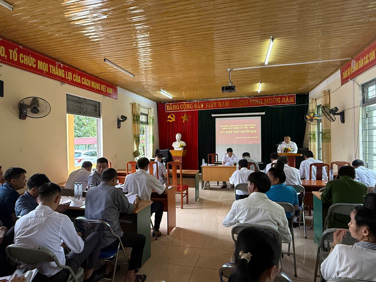 Đồng Chí Nguyễn Hồng Cường; chủ tịch HĐND xã phát biểu Khai mạc kỳ họp